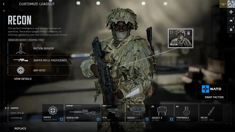 La classe Ricognitore è selezionata nel menu Attrezzature. La schermata mostra gadget, arma e tratto distintivi.