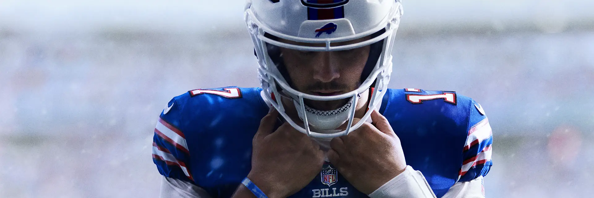 Josh Allen si sistema il casco dei Buffalo Bills.