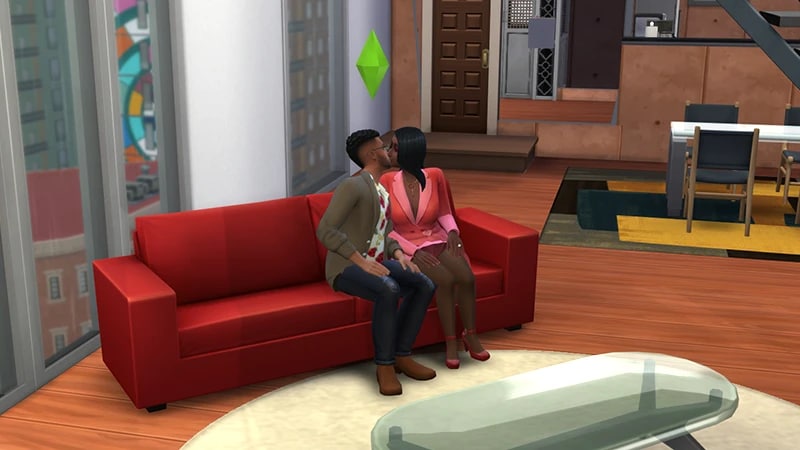 Dos personajes se besan sentados en un sofá rojo en un edificio de apartamentos alto.