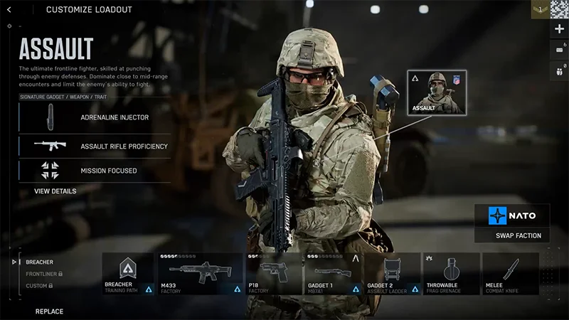 La classe Assalto è selezionata nel menu Attrezzature. La schermata mostra gadget, arma e tratto distintivi.