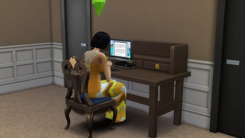 Une personne portant une robe jaune, s’assoit sur une chaise marron, à un bureau marron et écrit sur l'ordinateur.