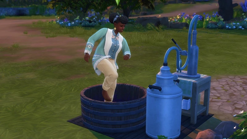 Una Sim con un cárdigan azul y blanco machaca fruta con los pies en el barril de la máquina de elaboración de néctar.