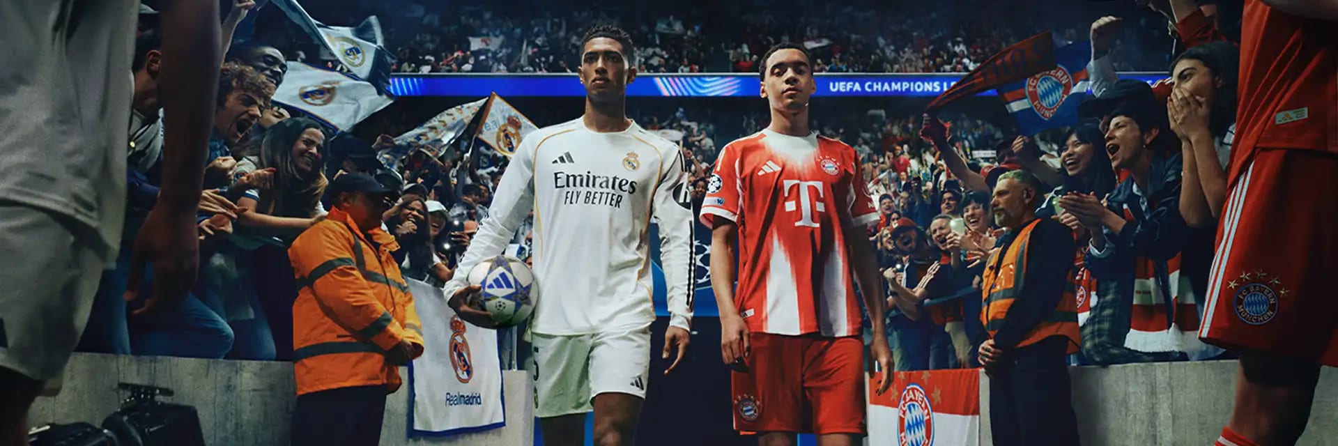 Jude Bellingham a Jamal Musiala vstupují na hřiště, obklopeni jásajícími fanoušky.