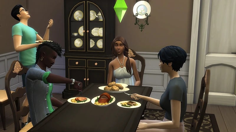 Sim berambut cokelat duduk di meja makan bersama tiga Sim lainnya, makan kentang dan ham panggang bersama.