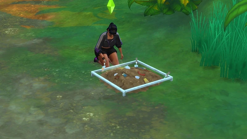 一位身穿深色衣服的模擬市民跪在戶外的土堆旁，在那裡挖掘考古遺物和古物。