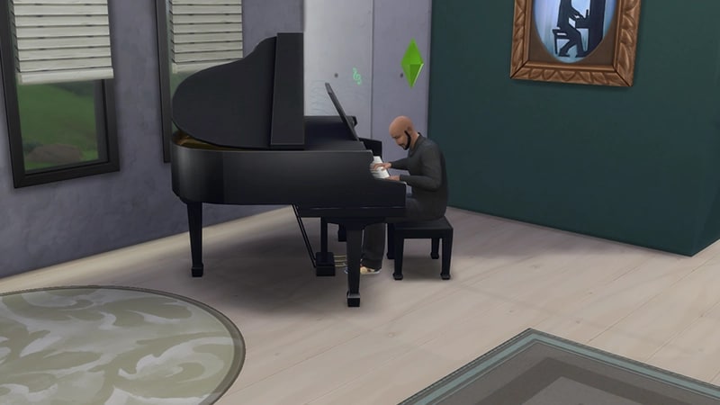 一名身着黑色衬衫和裤子的男子在窗边弹奏着一台黑色三角钢琴。